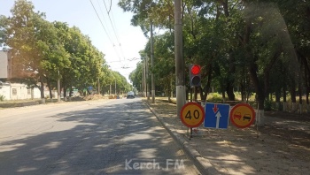 Новости » Общество: На Вокзальном шоссе в Керчи поставили временный светофор