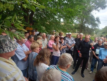 Новости » Общество: Брусаков и компания посетили сход жителей Героевки