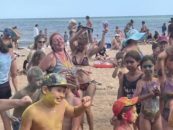 Новости » Общество: Фестиваль красок развлекал отдыхающих на горпляже Керчи