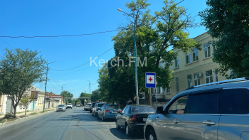 Новости » Общество: Водители просят запретить парковку около детской больницы Керчи на ул.Чкалова