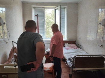 Новости » Общество: В Керчи пенсионер на велосипеде не увидел бордюр у сквера на Адмиралтейском и сломал ногу