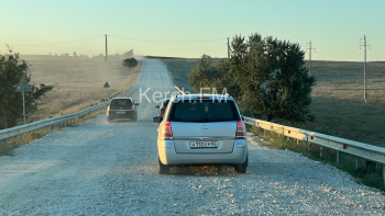 Новости » Общество: Засыпали щебнем и бросили: ремонт дороги между Челядиново и Заветным остановился