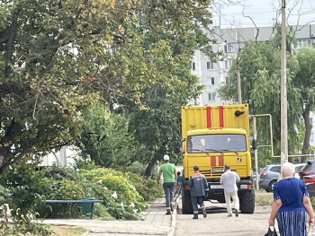 Новости » Общество: Победил сон: керчане обесточенного вчера дома по Индустриальному шоссе,1 попросили не включать генератор