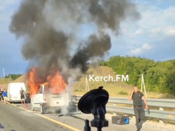 Новости » Криминал и ЧП: На трассе «Таврида» сгорел автомобиль