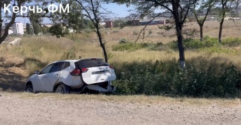 Новости » Криминал и ЧП: На въезде в Керчь произошло ДТП:  от лобового удара машины раскидало в разные стороны