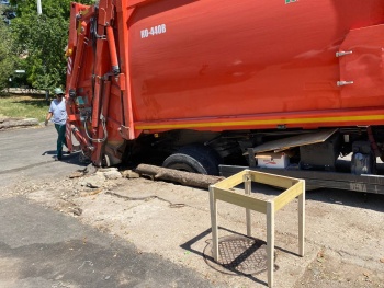 Новости » Общество: На новом асфальте провалился мусорвоз в столице Крыма