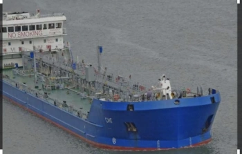 Новости » Общество: Пленку нефтепродуктов от танкера "Сиг" в Керченском проливе обработали биосорбентом