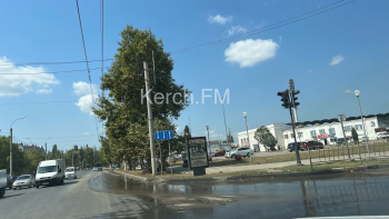 Новости » Общество: На Еременко и Мирошника дорогу затопило водой