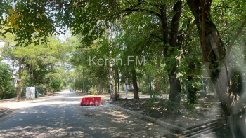 Новости » Общество: Еще одна яма от водоканала «украшает» керченскую дорогу