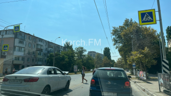 Новости » Криминал и ЧП: Перед пешеходным переходом в Керчи столкнулись  «Renault» и «Lifan»