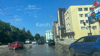 Новости » Общество: Дорога по улице Кирова затоплена водой
