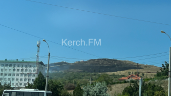 Новости » Общество: На склонах Митридата в Керчи горела трава