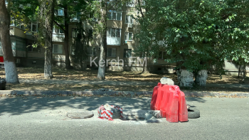 Новости » Общество: На дороге на Орджоникидзе в Керчи все ещё открыт люк