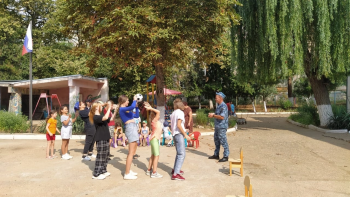 Новости » Общество: Полиция Керчи занималась зарядкой в центре помощи