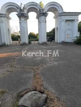 Новости » Общество: Требующий ремонта парк в Керчи таит смертельную опасность