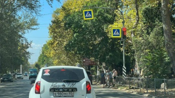 На Горького в Керчи в районе рынка установили светофор