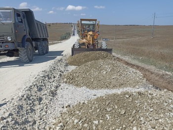 Новости » Общество: Специалисты ремонтируют 13 километров дороги Челядиново – Заветное