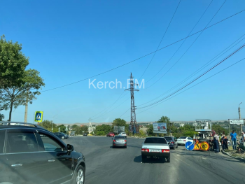 Новости » Общество: На Куль-Обинском шоссе приступили к ремонту светофора