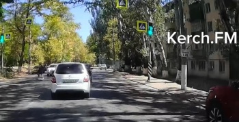 Новости » Общество: Пешеходы игнорируют новый светофор на Горького
