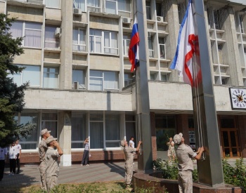 В Керчи торжественно подняли  флаг Российской Федерации