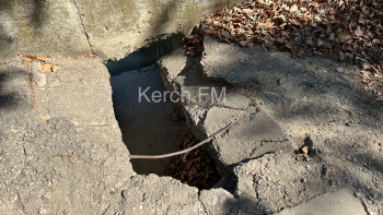 Новости » Общество: Ни ответа, ни привета: администрация Керчи игнорирует дыру на тротуаре на Борзенко