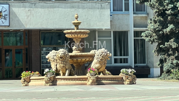 Новости » Общество: Закончилась вода? в центре Керчи не работает фонтан