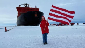 Школьница из Керчи развернула на Северном полюсе флаг родного города