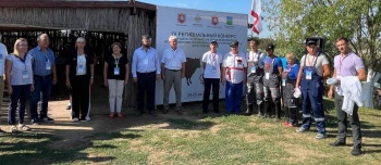 Министр сельхоза Крыма вручил награду победителю конкурса осеменителей крупного скота