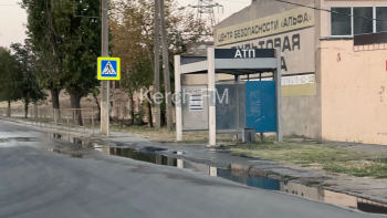 Новости » Коммуналка: Опять дорогу и тротуар в Керчи затопили нечистоты