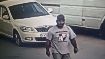 Новости » Криминал и ЧП: Бородатый урод украл ограждения перед стадионом в Керчи