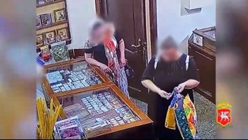 Новости » Криминал и ЧП: В Крыму посетительница храма  украла две серебряные цепочки с прилавка (видео)