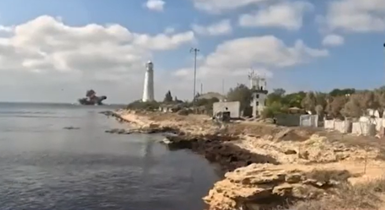 Разрушенный крым. Ibrahim-y Крым. Феодосия Крым подбит корабль. Затонувший сухогруз Тарханкут сейчас.