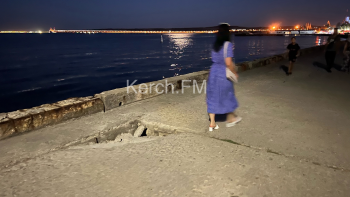 Новости » Общество: На пешеходной зоне на набережной Керчи появилась огромная яма