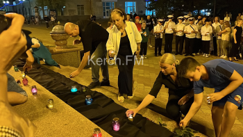 Керчане зажгли свечи в память о жертвах терактов