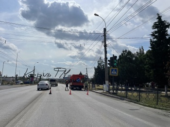 Новости » Общество: На Камыш-Бурунском шоссе в Керчи рисуют дорожную разметку