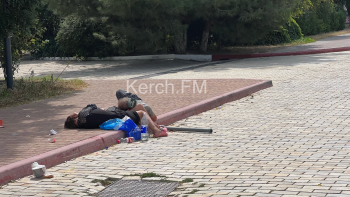 Новости » Общество: Парочка устроила себе отдых прямо на тротуаре в центре Керчи