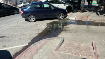 Новости » Общество: У центрального рынка в Керчи течет канализация