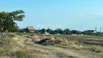 Новости » Общество: Керчан на кладбище в Аджимушкае встретили горы мусора
