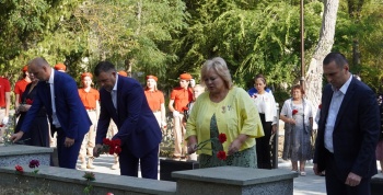 Новости » Общество: В Керчи возложили цветы к братским могилам советских воинов