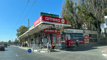 Новости » Общество: Новыми ограждениями закроют старую остановку около автовокзала Керчи