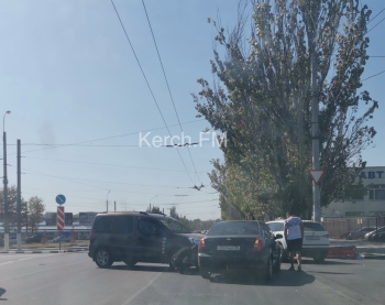 Около кольца на автовокзале Керчи произошла авария
