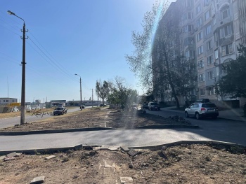 Новости » Общество: Теплосеть в Керчи разобрала тротуар на Ворошилова к школе и бросила