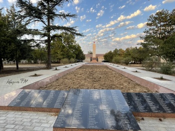 Новости » Общество: В Керчи братскую могилу в Аджимушкае отремонтировали тихо и в срок
