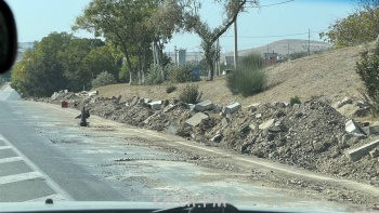 Новости » Общество: На выезде из Керчи убрали земельные навалы с дороги