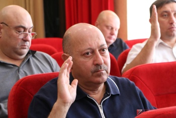 Новости » Общество: Депутаты опять наложили на главу администрации Керчи