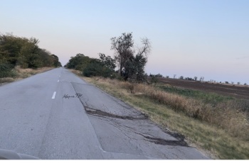 Новости » Общество: Дорогу между Чистопольем и Багерово по гарантийному ремонту отремонтировали как плюнули