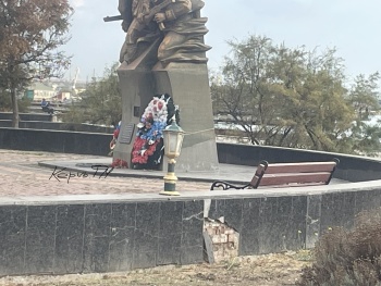 Новости » Общество: В Керчи треснул еще один памятник