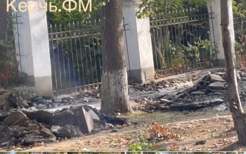 Новости » Общество: К учебному году подготовились: тротуар к 11 школе в Керчи разобрали