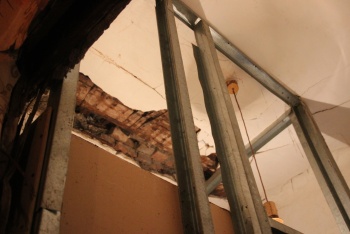 Новости » Общество: У дома по ул. Энгельса, 5 начал проваливаться потолок