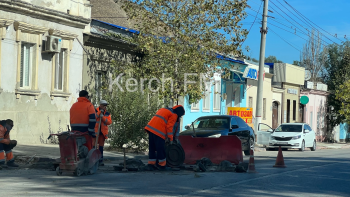 Новости » Общество: На Свердлова в Керчи ремонтируют дорогу у открытого люка